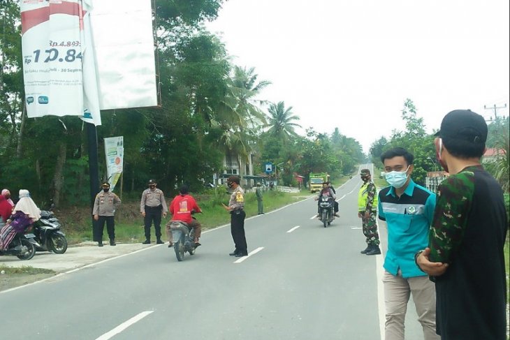 Razia masker di pintu masuk pasar jumat