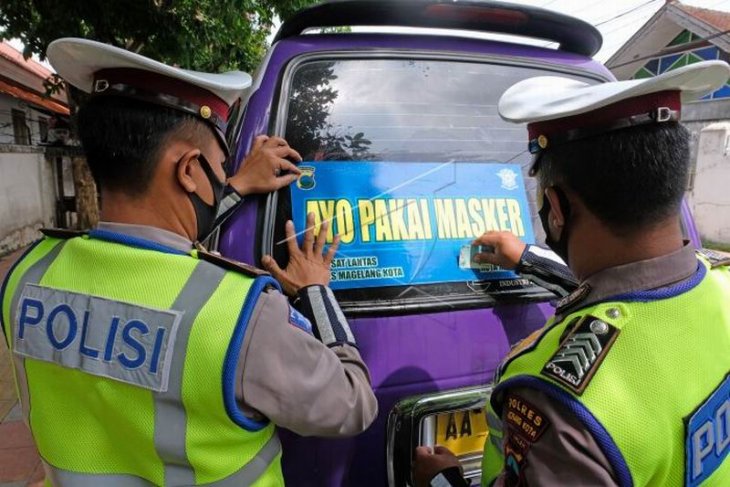 Stiker imbauan memakai masker