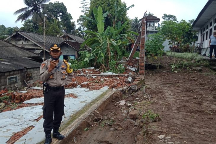 Tembok rutan Bangli roboh