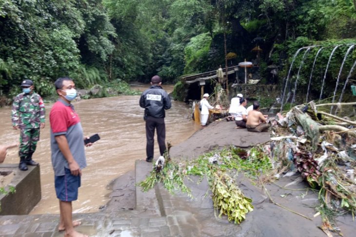 Air bah dan tanah longsor di Bangli