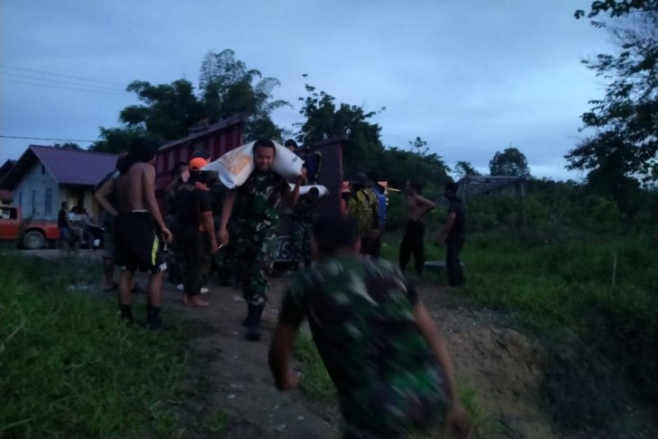 TNI turun tangan distribusikan 100 ton beras bantuan banjir Kapuas Hulu