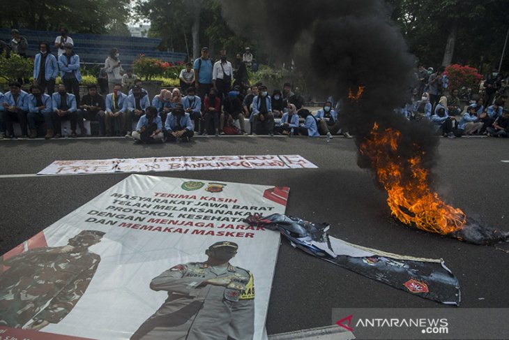 Aksi protes tindakan represif polisi 