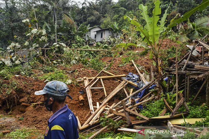 Bencana tanah longsor di Tasikmalaya 