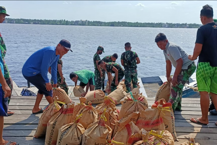 Material Prasasti TMMD akhirnya tiba mesti melewati sungai habitat buaya