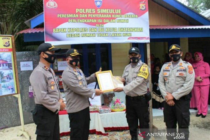 Polisi di Simeulue rehab rumah penderita tumor dari gaji bulanan