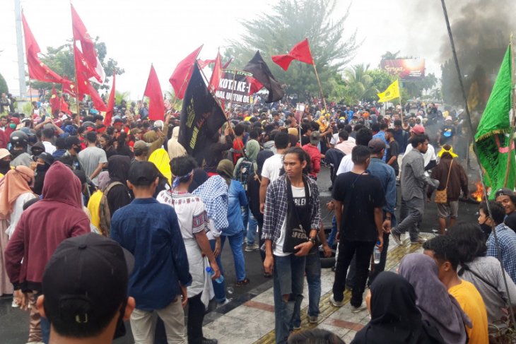 Polda Malut amankan belasan mahasiswa saat unjuk rasa di Ternate