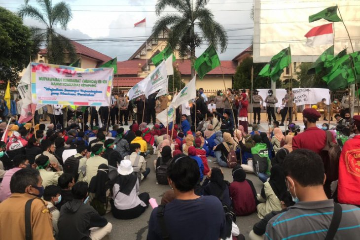 Tolak UU Cipta Kerja, ratusan mahasiswa ketapang unjuk rasa ke DPRD