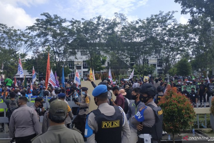 Aliansi Buruh Kalbar demo tolak UU Cipta Kerja di Gedung DPRD