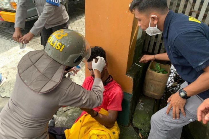 Mahasiswi pingsan saat unjuk rasa tolak UU Cipta Kerja di Ternate