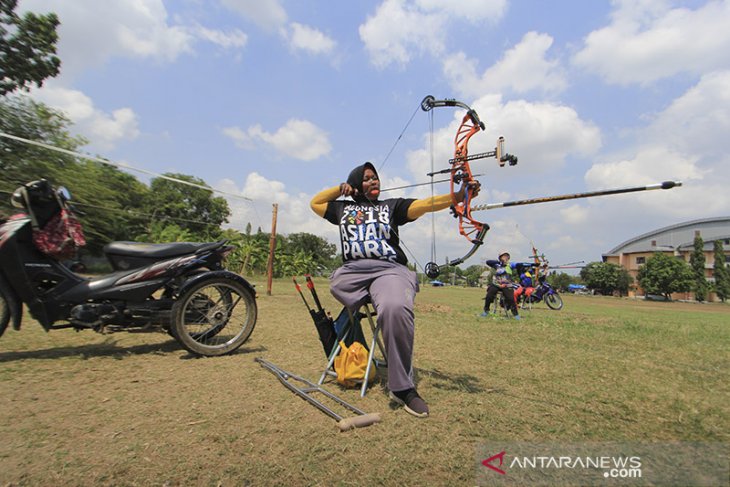 Latihan atlet panahan disabilitas 