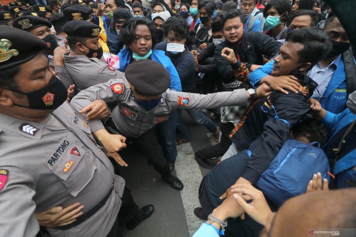 Unjuk rasa mahasiswa Kediri tolak omnibus law