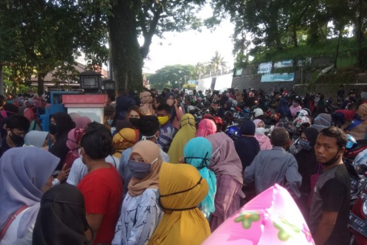 Cegah COVID-19, Satpol PP Lebak bubarkan kerumunan di Kantor Koperasi dan UKM