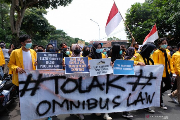 Polisi amankan belasan mahasiswa demo tolak UU Cipta Kerja ricuh di Ternate
