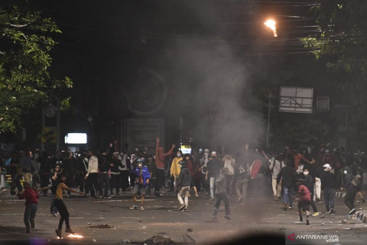 20 tersangka pembakar Halte TransJakarta ditahan