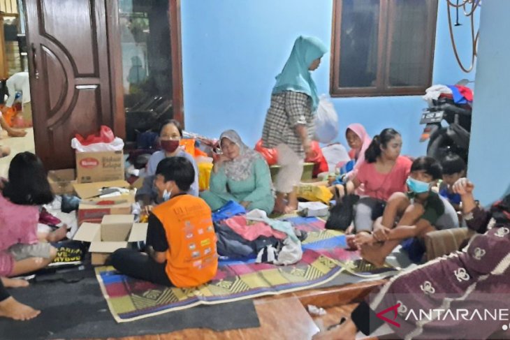 Sejumlah warga terdampak longsor dan banjir butuh bantuan pakaian