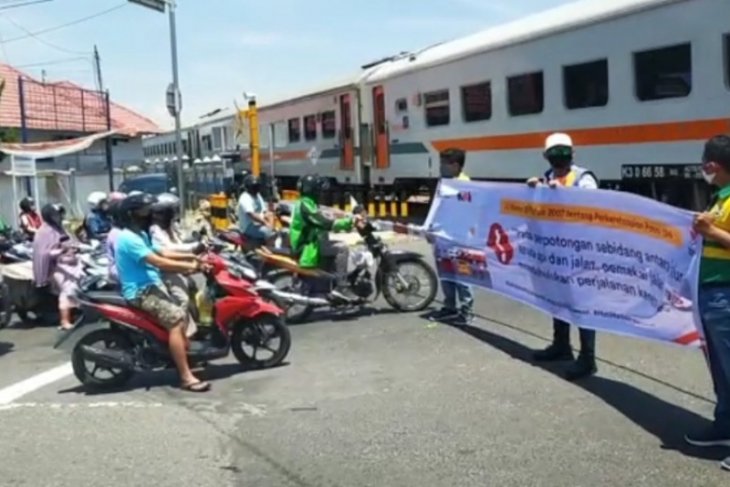 KAI Daop Madiun sosialisasikan keselamatan di perlintasan sebidang