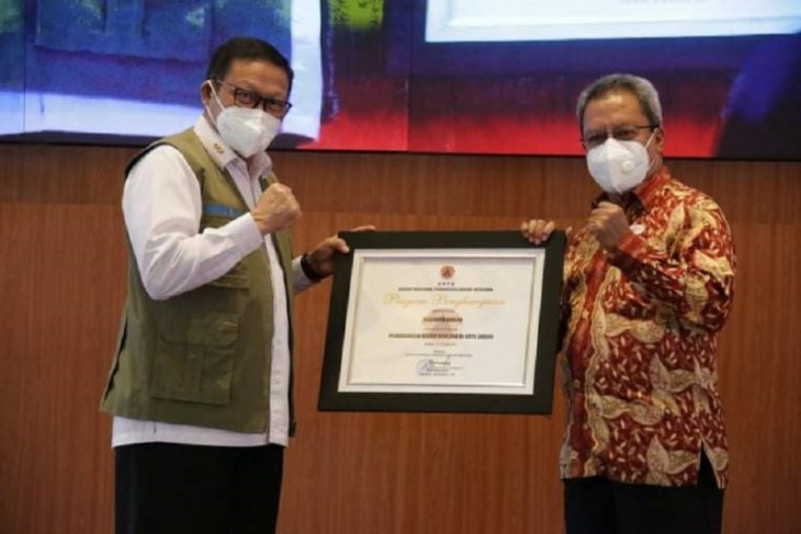 Wali Kota Ambon terima penghargaan peduli bencana dari BNPB