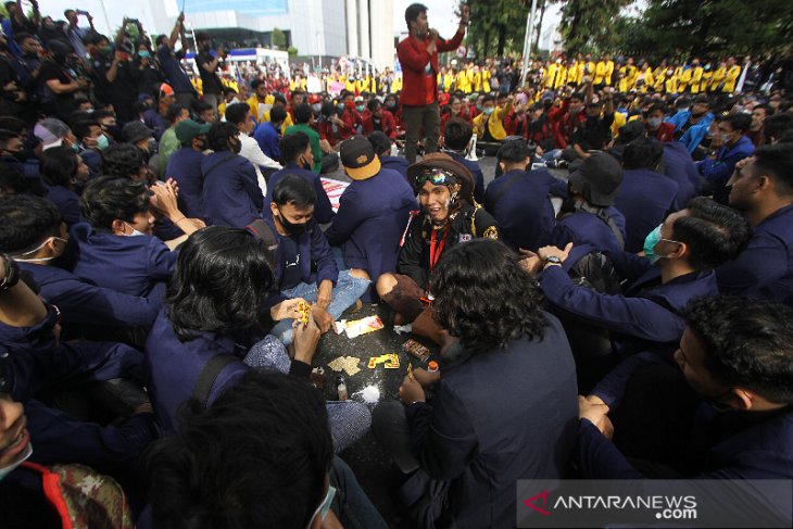 Aksi Mahasiswa Tolak Omnibus Law Di Banjarmasin