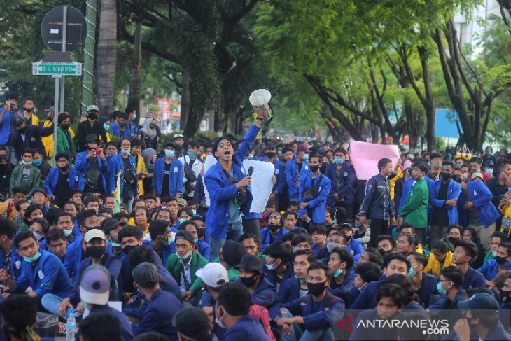 Aksi Mahasiswa Tolak Omnibus Law Di Banjarmasin