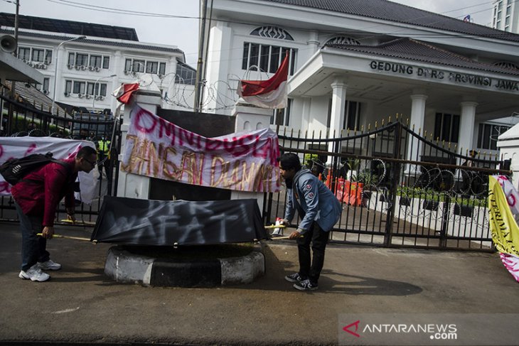 Aksi tolak UU Cipta Kerja di Bandung