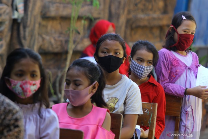 Bulan Imunisasi Anak Sekolah di Surabaya