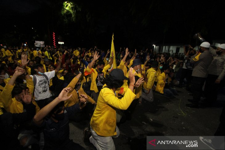 Mahasiswa Tetap Bertahan Hingga Malam