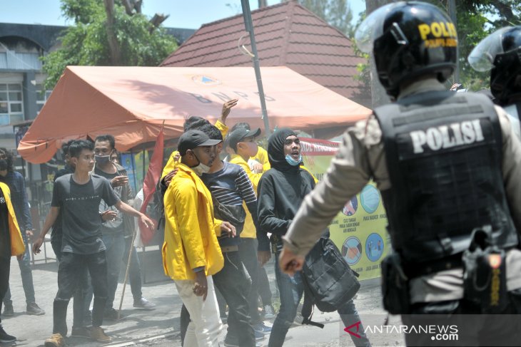 Demo mahasiswa tolak UU cipta kerja di Jombang