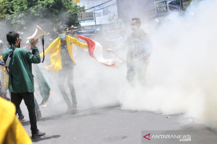 Demo mahasiswa tolak UU cipta kerja di Jombang