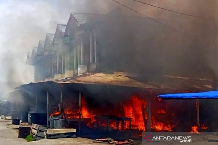 Sejumlah ruko di Pasar Bina Usaha Meulaboh terbakar