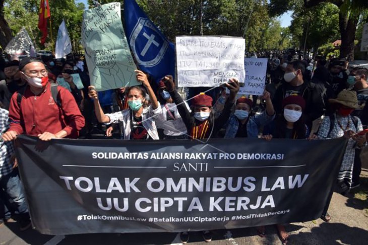 Unjuk rasa menolak omnibus law di Bali