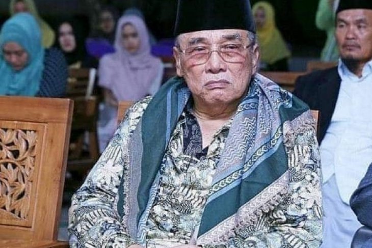 Pengasuh Ponpes Al Falah Ploso Kediri KH Mun'im Djazuli wafat