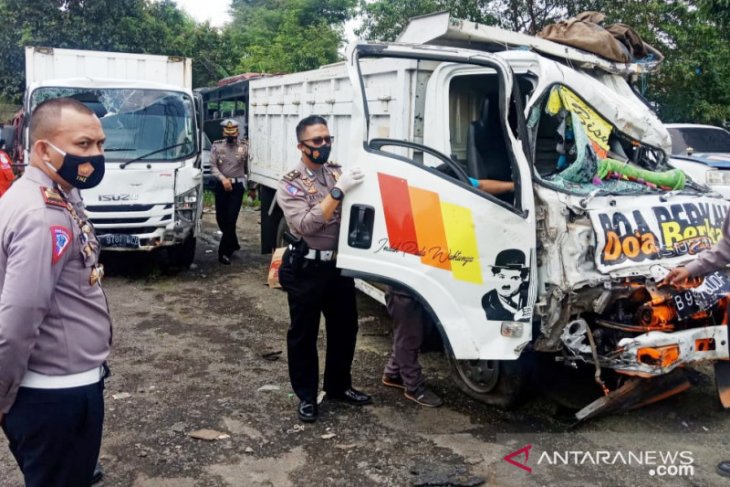 Truk rem blong di Puncak Bogor, lima orang tewas
