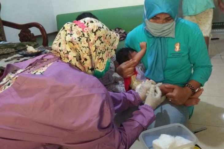 Petugas kesehatan lakukan vaksinasi pada anak dari rumah ke rumah di Lebak