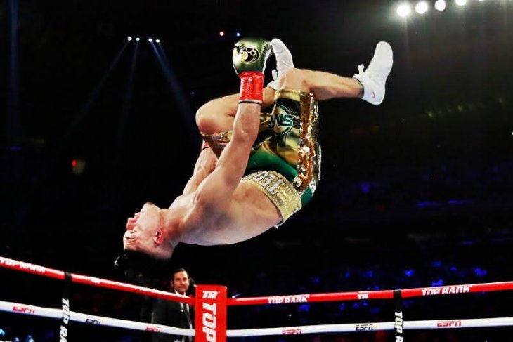 Petinju Lopez taklukkanLomachenko untuk raih empat mahkota ringan super