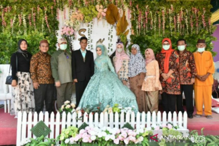 Gubernur Babel dan Istri hadiri resepsi pernikahan warga Pulau Lepar