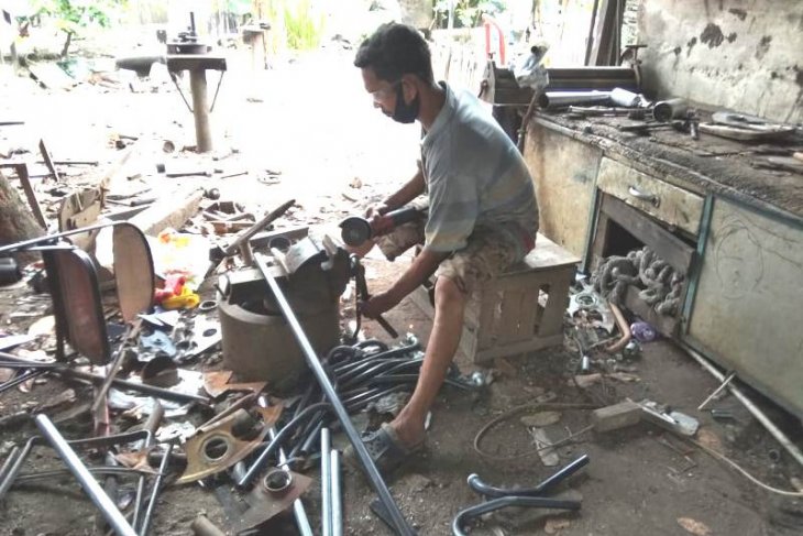 Pengrajin pipa knalpot sepeda motor