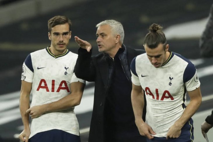 Jose Mourinho ingin melakukan pergantian 11 pemainnya jika saja peraturan mengizinkan