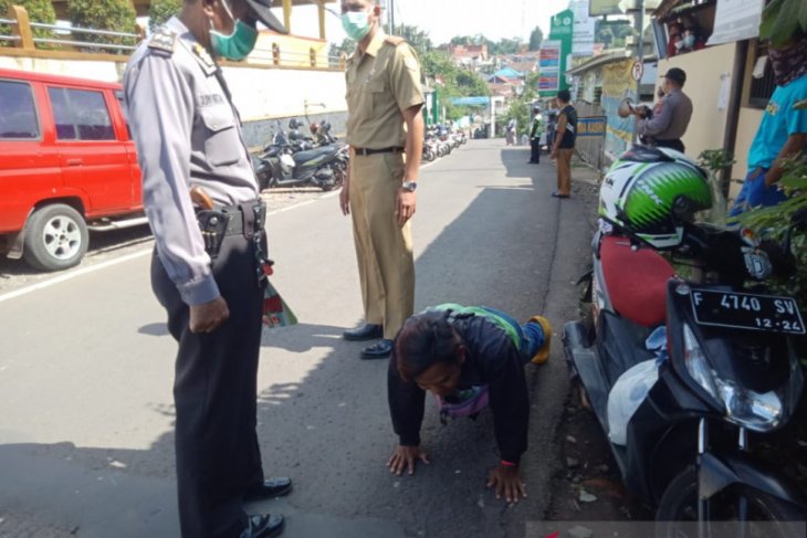 Polres Sukabumi Kota kerahkan anggotanya sadarkan warga terapkan protokol kesehatan