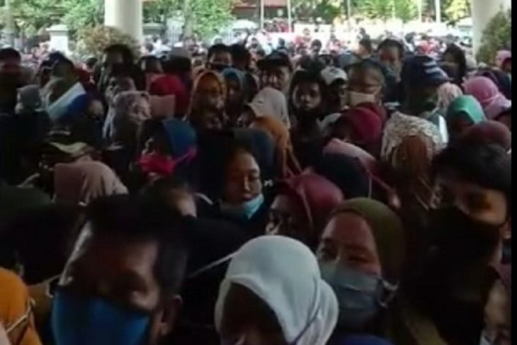 Ratusan warga Tangerang berdesakan saat antre mendaftar penerima bansos UMKM