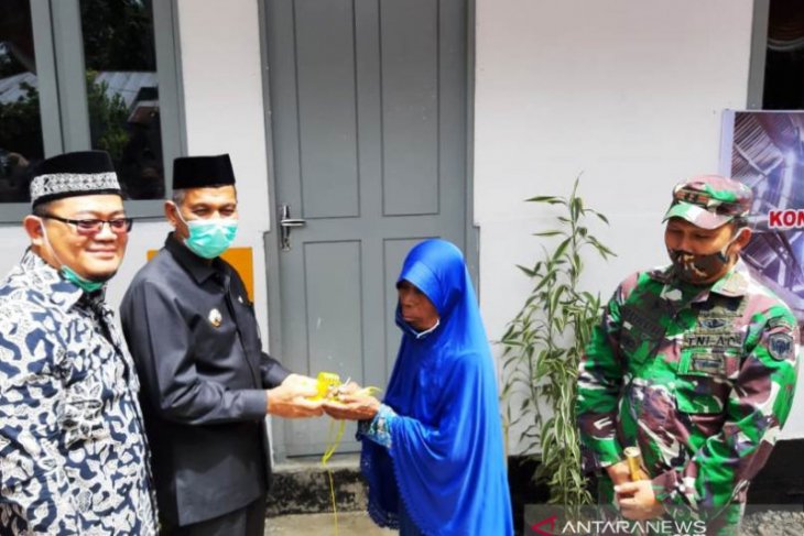 Bupati Nagan Raya serahkan rumah bantuan untuk warga miskin dari dana CSR