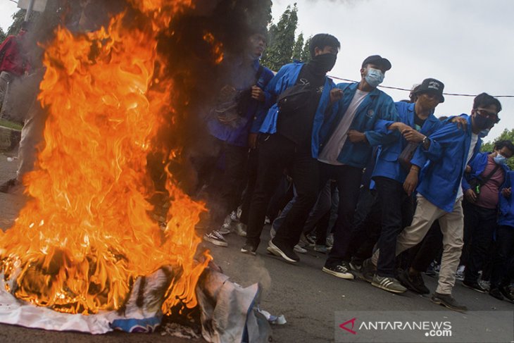 Aksi mahasiswa tolak UU Cipta Kerja 