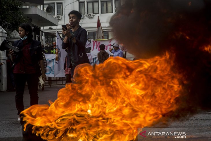 Aksi tolak Omnibus Law di Bandung 