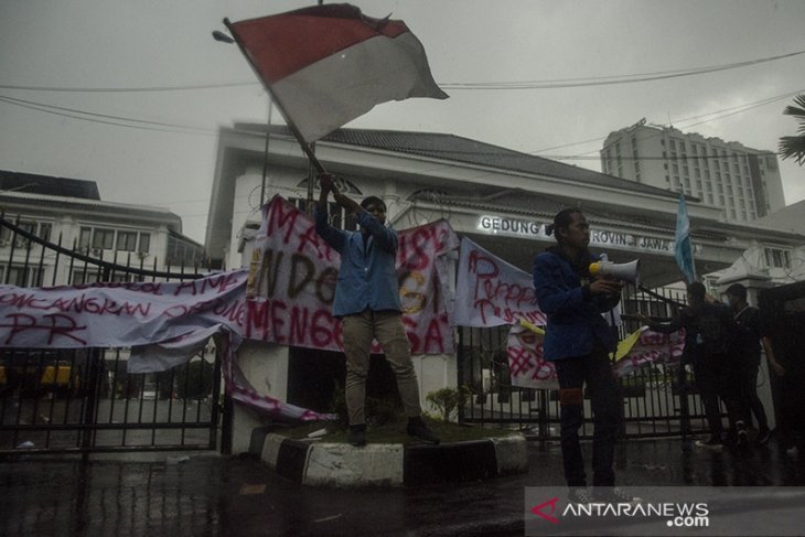 Aksi tolak Omnibus Law di Bandung 