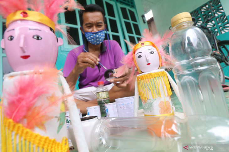 Kerajinan boneka dari botol bekas