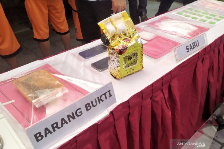 Police seize 1.5 kg of drugs, arrest two couriers
