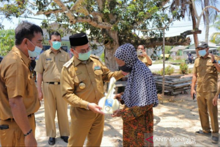 Gubernur Erzaldi serahkan kunci rumah layak huni di Bangka Barat