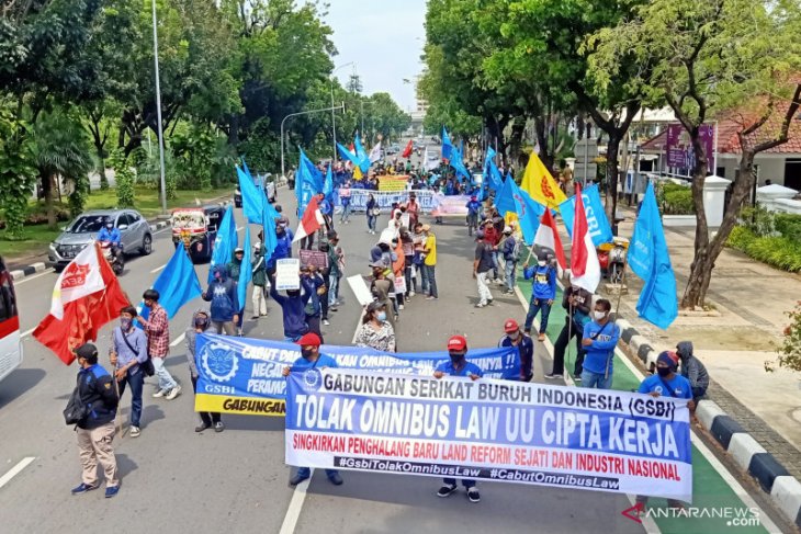 Demonstran buruh tolak UU Ciptaker bentuk formasi jaga jarak di tengah aksi