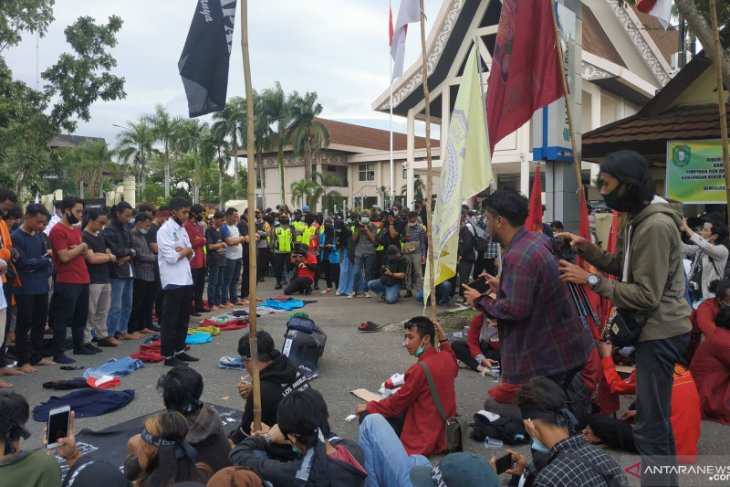 Shalat berjamaah di depan Gedung DPRD Kalbar warnai demo
