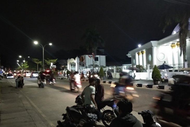 Aksi unjuk rasa berlanjut hingga malam, satu motor dinas polisi dibakar