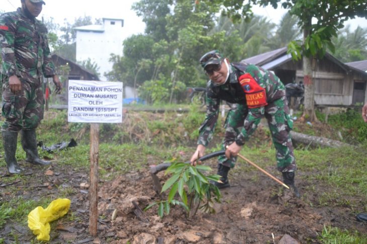 Serentak tanam durian di lokasi TMMD untuk masyarakat